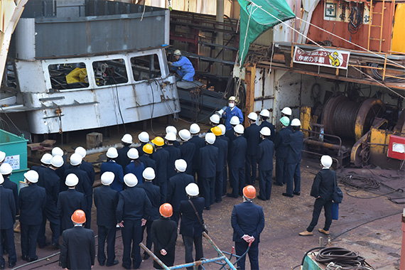 [Picture] Workplace tours for high school students