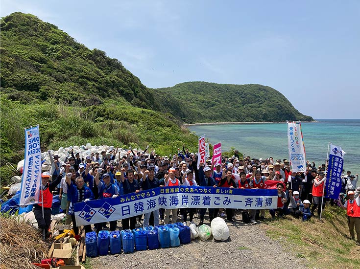 [Picture] Simultaneous cleanup of coastal drift marine debris along the Japan-Korea Strait coastline